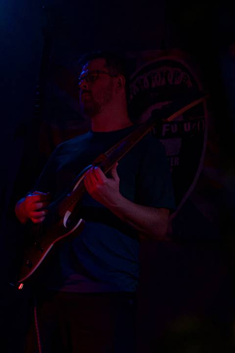 Show da ultra 77 no Armazém 77 Aline tocando seu baixo'