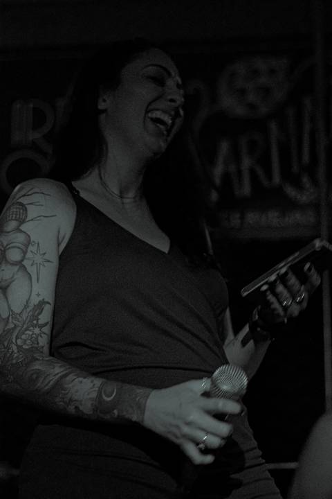 Show da ultra 77 no Armazém 77 juliana, cantando no vocal, foto em preto e branca, mais próxima do objeto'