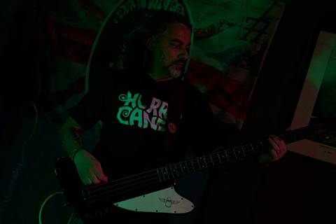 Show da ultra 77 no Armazém 77 luciano olhando para seu baixo, agora em novo ângulo, foto colorida'