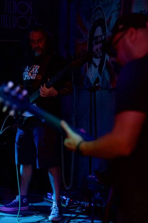 Show da ultra 77 no Armazém 77 enio e luciano tocando juntos na mesma cena, cada um concentrado no seu instrumento'