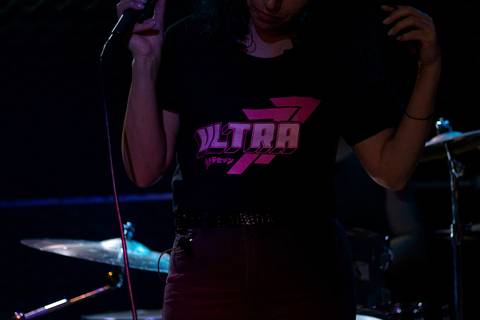 Show da ultra 77 no Armazém 77 renata em destaque sua camiseta do ultra 77'