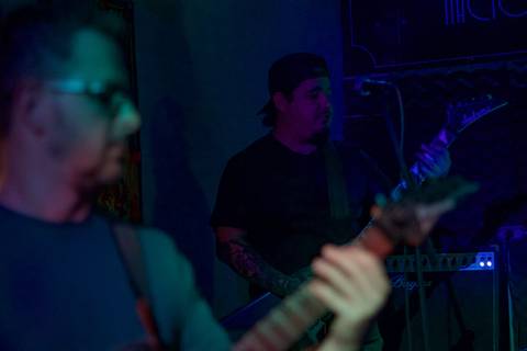 Show da ultra 77 no Armazém 77 rafael e markus na mesma cena, ambos focados nos seus intrumentos'