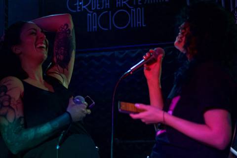 Show da ultra 77 no Armazém 77 juliana e renata cantando juntas, sorrindo'