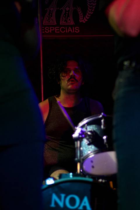 Show da ultra 77 no Armazém 77 eduardo, o baterista da banda, em meio curva das meninas'