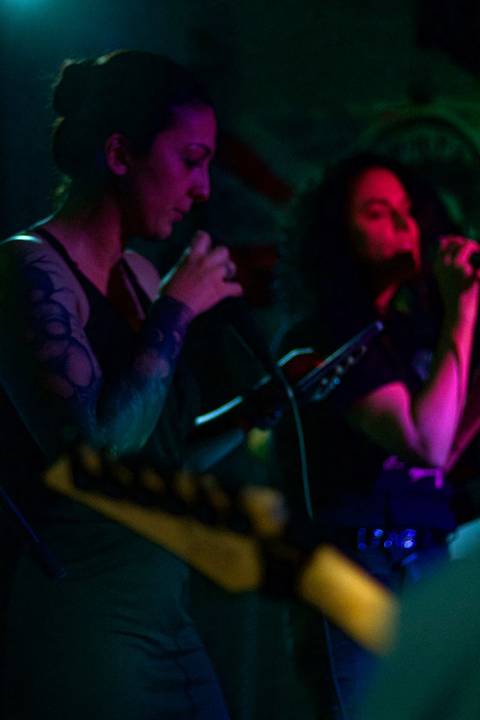 Show da ultra 77 no Armazém 77 renata e juliana cantando juntas, ambas focadas, concentradas'