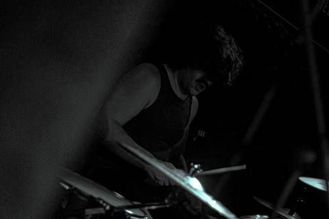 Show da ultra 77 no Armazém 77 eduardo ao fundo, cabelos ao vento, tocando sua bateria'