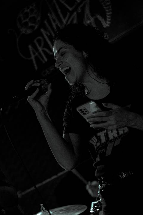 Show da ultra 77 no Armazém 77 renata no vocal, cantando horrores, manda muito no som'