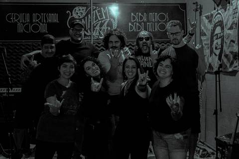 Show da ultra 77 no Armazém 77 foto final do show com todos os integrantes reunidos, fazendo caretas e gestos com as mãos'