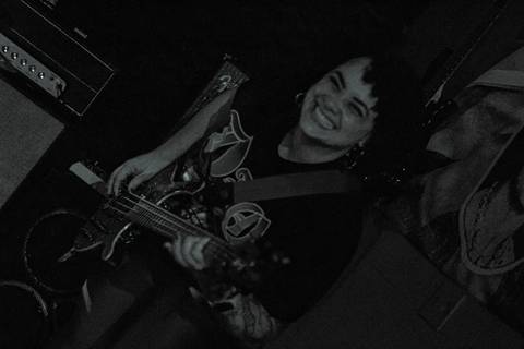 Show da ultra 77 no Armazém 77 aline olhando diretamente para a câmera sorrindo'