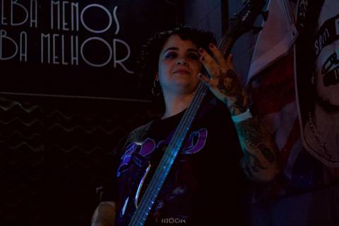 Show da ultra 77 no Armazém 77 aline concentrada tocando seu instrumento, fazendo muito som'