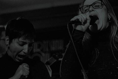 Show da ultra 77 no Armazém 77 lilian e carla cantando juntas no palco'