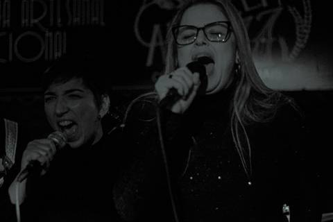 Show da ultra 77 no Armazém 77 lilian e carla cantando juntas aos gritos'