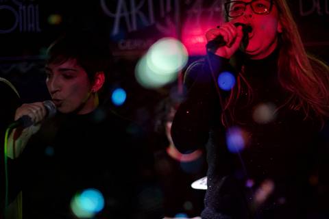 Show da ultra 77 no Armazém 77 lilian e carla juntas cantando, foto colorida, confete caindo'