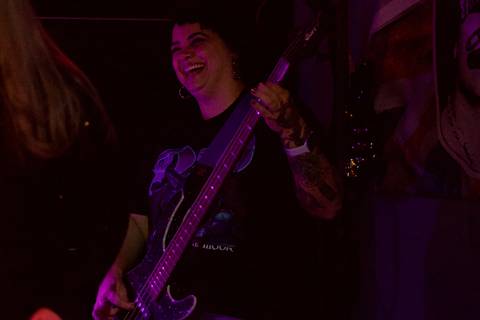 Show da ultra 77 no Armazém 77 aline, com sorriso sincero, daqueles que vem do coração, vendo o confete cair '