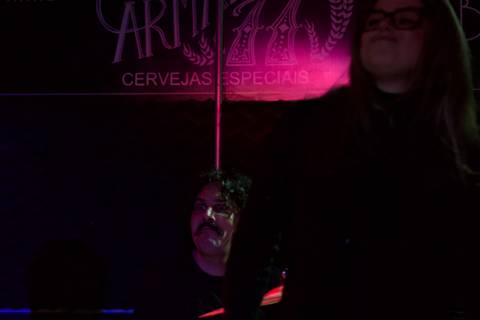 Show da ultra 77 no Armazém 77 eduardo com cara de espanto vendo o confete cair'