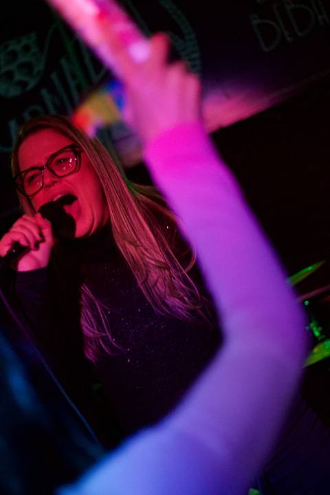 Show da ultra 77 no Armazém 77 carla cantando muito durante o show'