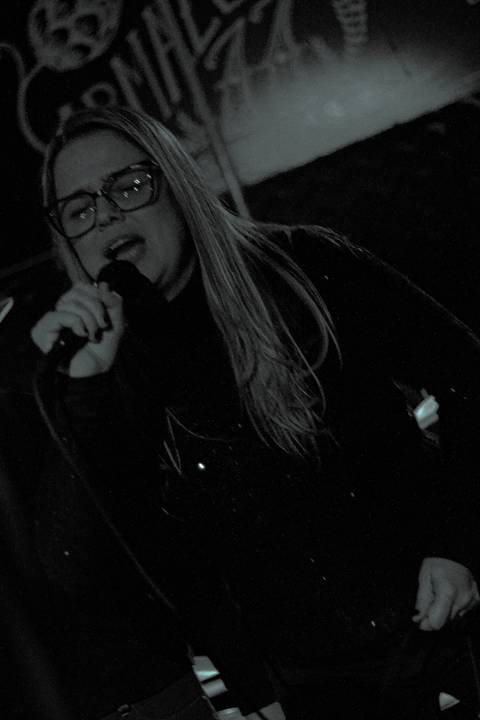 Show da ultra 77 no Armazém 77 carla cantando sozinha durante o show no armazém'