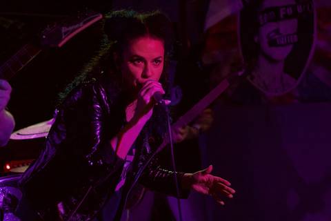 Show da ultra 77 no Armazém 77 renata com seus lindos coques cantando no vocal'