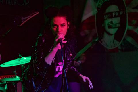 Show da ultra 77 no Armazém 77 renata cantando com seus lindos coques olhando diretamente para a câmera'