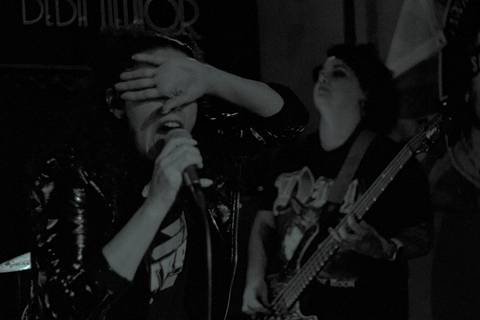 Show da ultra 77 no Armazém 77 renata com a mão cobrindo os olhos e aline ao fundo'