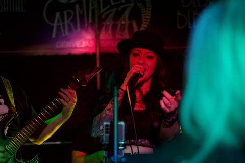 Show da ultra 77 no Armazém 77 juliana cantando no vocal com seu chapéu'