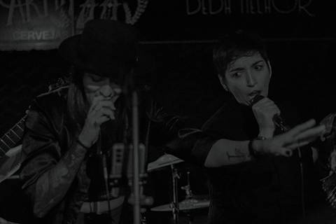 Show da ultra 77 no Armazém 77 juliana cantando com lilian no palco'