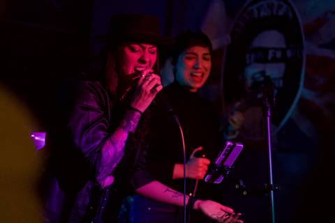 Show da ultra 77 no Armazém 77 ju e lilian cantando, focadas e performáticas'