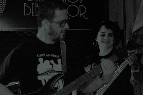 Show da ultra 77 no Armazém 77 rafael e aline na mesma cena, ambos olhando para seu instrumento, concentrados'