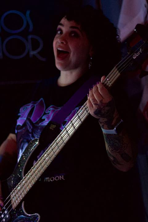 Show da ultra 77 no Armazém 77 aline olhando diretamente para a câmera, foto mais próxima do objeto'