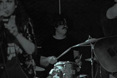 Show da ultra 77 no Armazém 77 eduardo baterista ao fundo, também novo integrante na banda'