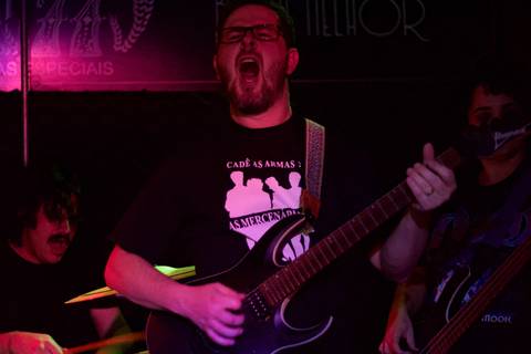 Show da ultra 77 no Armazém 77 rafael aos gritos enquanto canta a música do momento'