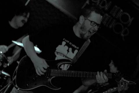 Show da ultra 77 no Armazém 77 rafael gritando a parte da música enquanto toca olhando para sua guitarra '