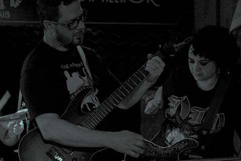 Show da ultra 77 no Armazém 77 aline e rafael na mesma cena,, foto em preto e branco, ambos sérios'