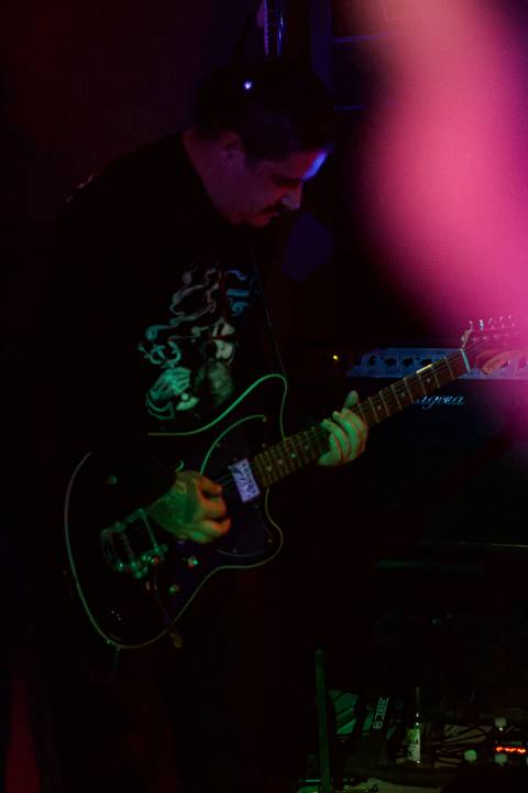 Show da ultra 77 no Armazém 77 markus tocando seu baixo ou guitarra, concentrado'