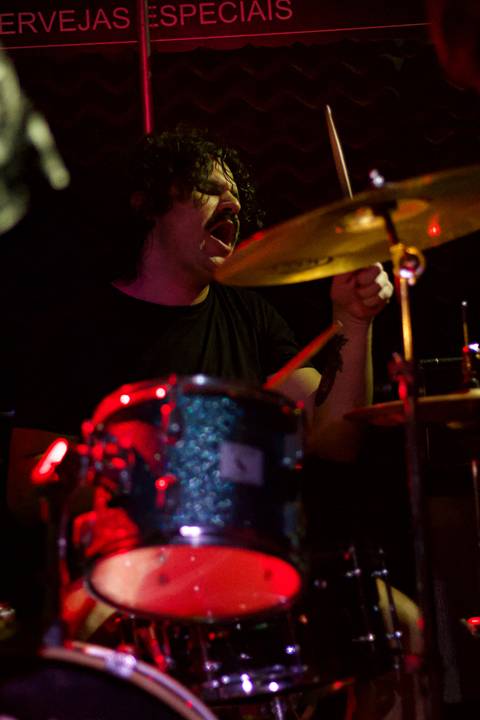 Show da ultra 77 no Armazém 77 eduardo o baterista cantando aos gritos a música do momento'