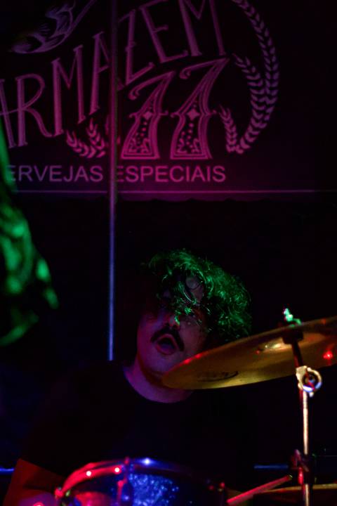 Show da ultra 77 no Armazém 77 eduardo com sua bateria, o nome do bar ao fundo na parede'