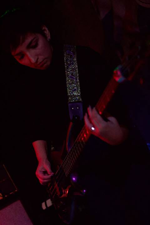 Show da ultra 77 no Armazém 77 lilian em outro ângulo, tocando seu baixo'