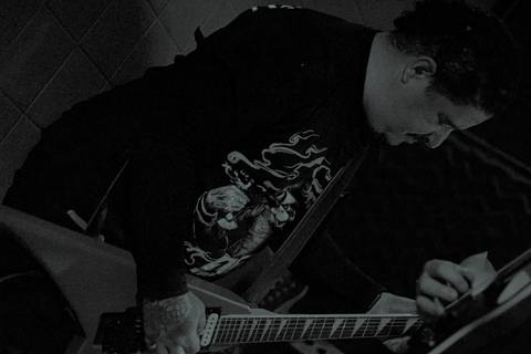 Show da ultra 77 no Armazém 77 markus com a sua guitarra, tocando muito'