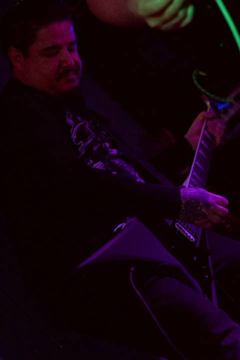 Show da ultra 77 no Armazém 77 markus em iluminação roxa e rosa'