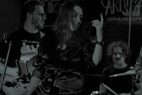 Show da ultra 77 no Armazém 77 rafael, juliana e eduardo na mesma cena, ju dançanto enquanto os meninos tocam'