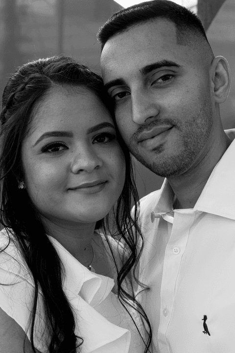 casamento no civil bárbara e guilherme juntos, na praça em frente ao cartório, olhando para a câmera, foto mais fechada em preto e branco'