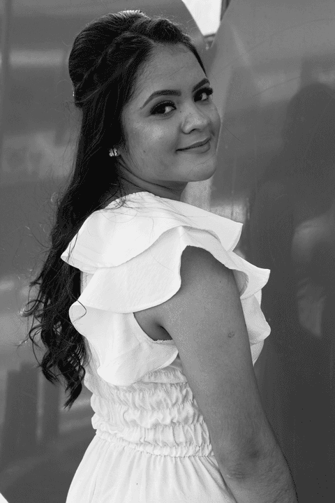 casamento no civil bárbara e guilherme juntos, na praça em frente ao cartório,  bárbara sozinha, de lateral para mim, em frente ao coração vermelho'