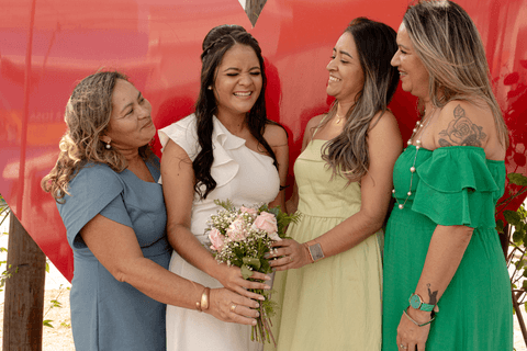 casamento no civil bárbara e guilherme juntos, na praça em frente ao cartório, bárbara com sua mãe, irmã e sogra, todas felizes'