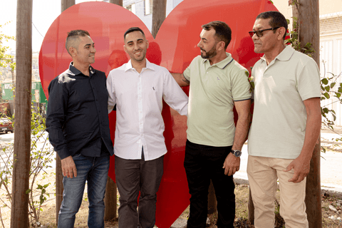casamento no civil bárbara e guilherme juntos, na praça em frente ao cartório, guilherme com os meninos, todos felizes'