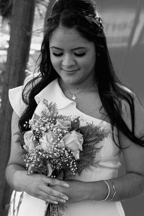 casamento no civil bárbara com seu buquê de flores olhando para ele'