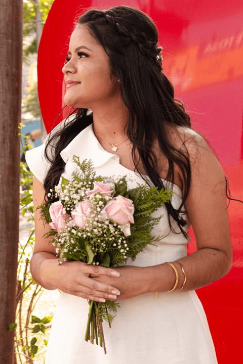 casamento no civil bárbara com seu buquê de flores olhando para o lado'
