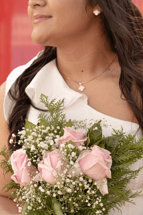 casamento no civil bárbara com seu buquê, foto mais próxima, em detalhe seu colar de cruz dourada'