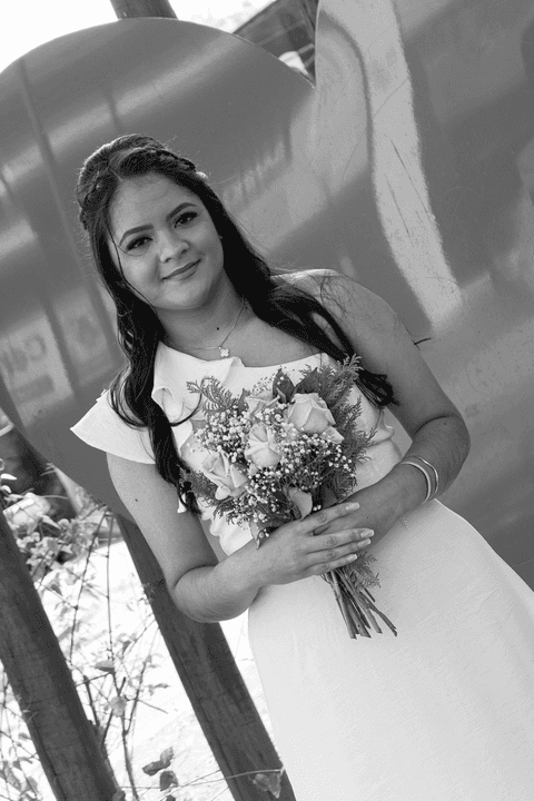casamento no civil bárbara com seu buquê, olhando diretamente para a câmera, foto em preto e branco'