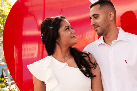 casamento no civil barbara e guilherme se olhando com fundo de coração'