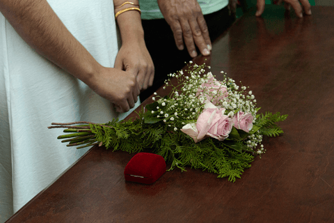 casamento no civil buquê sobre a mesa do cartório, ao lado da caixinha das alianças'